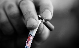Заядлые курильщики рискуют остаться без цветового зрения