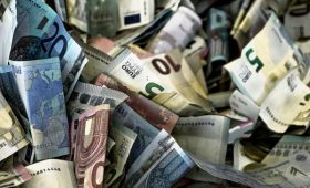 Банк из первой сотни начнет брать с клиентов деньги за хранение евро