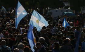 Министр финансов Аргентины ушел в отставку на фоне обвала курса песо