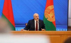 Лукашенко о Донбассе: Буду между Украиной и РФ