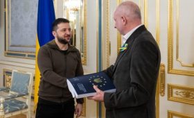 Зеленский передал послу ЕС анкету на членство