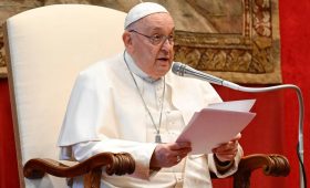 Папа Римский призывает международное сообщество запретить суррогатное материнство